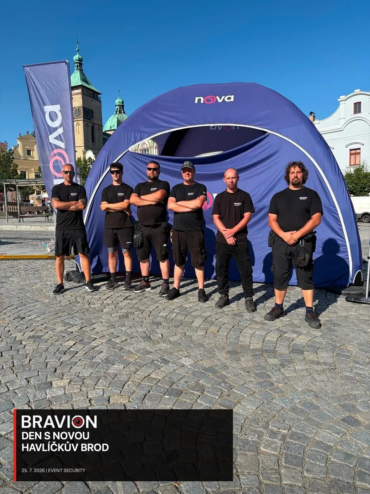Šest pracovníků Bravionu před stanem TV Nova v Havlíčkově Brodě