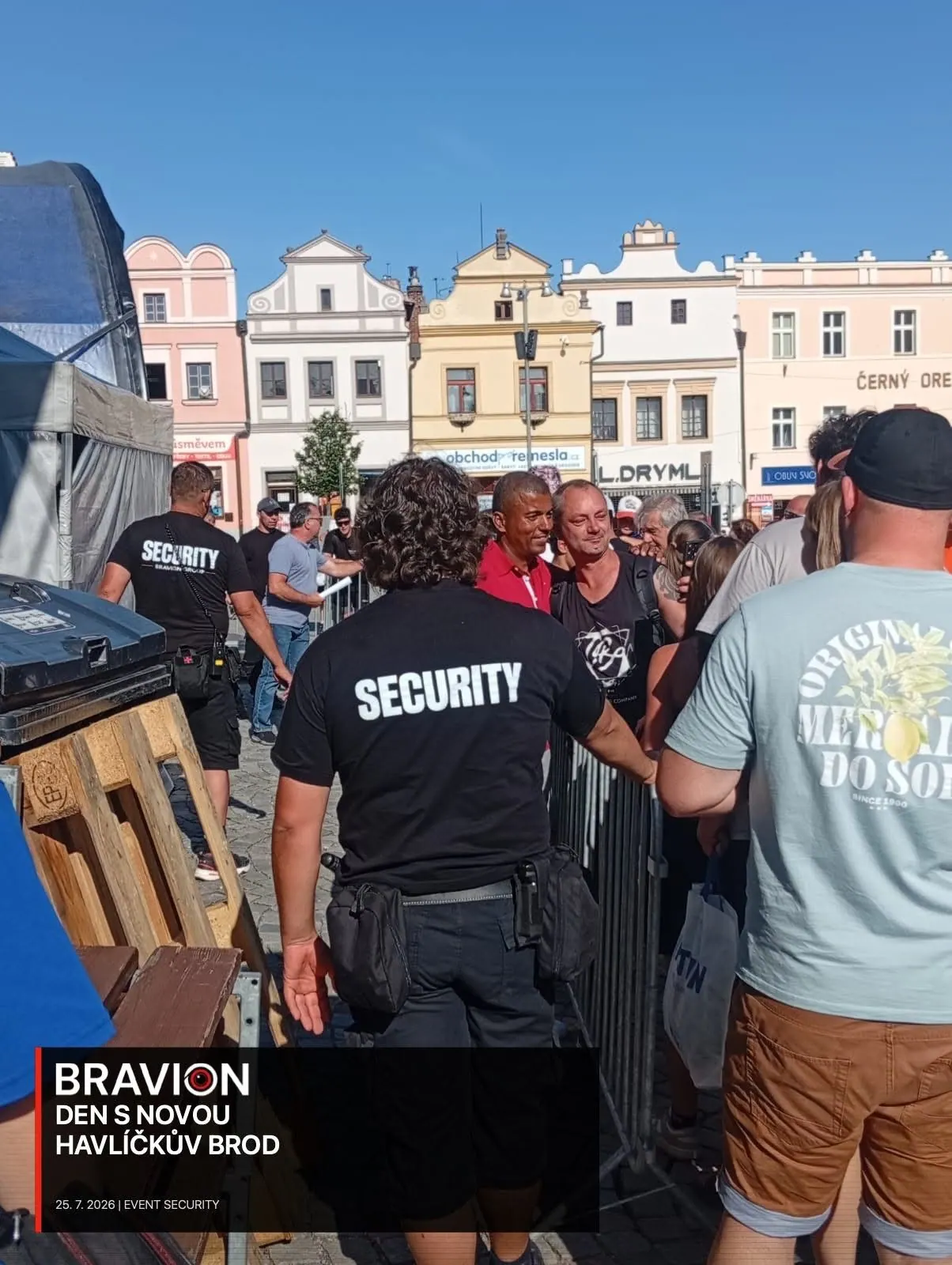 Pracovníci Bravionu u bariér při setkání účinkujících s návštěvníky v Havlíčkově Brodě