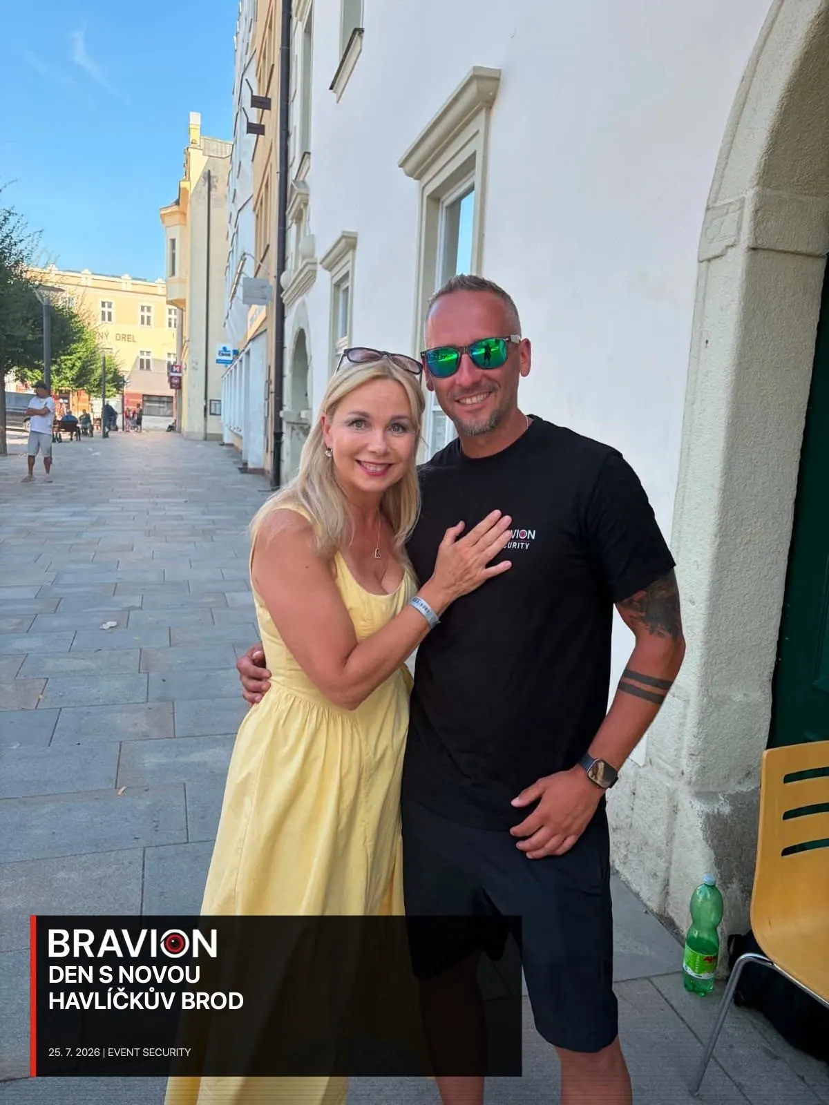 Pracovník Bravion s účinkující roadshow Den s Novou v Havlíčkově Brodě