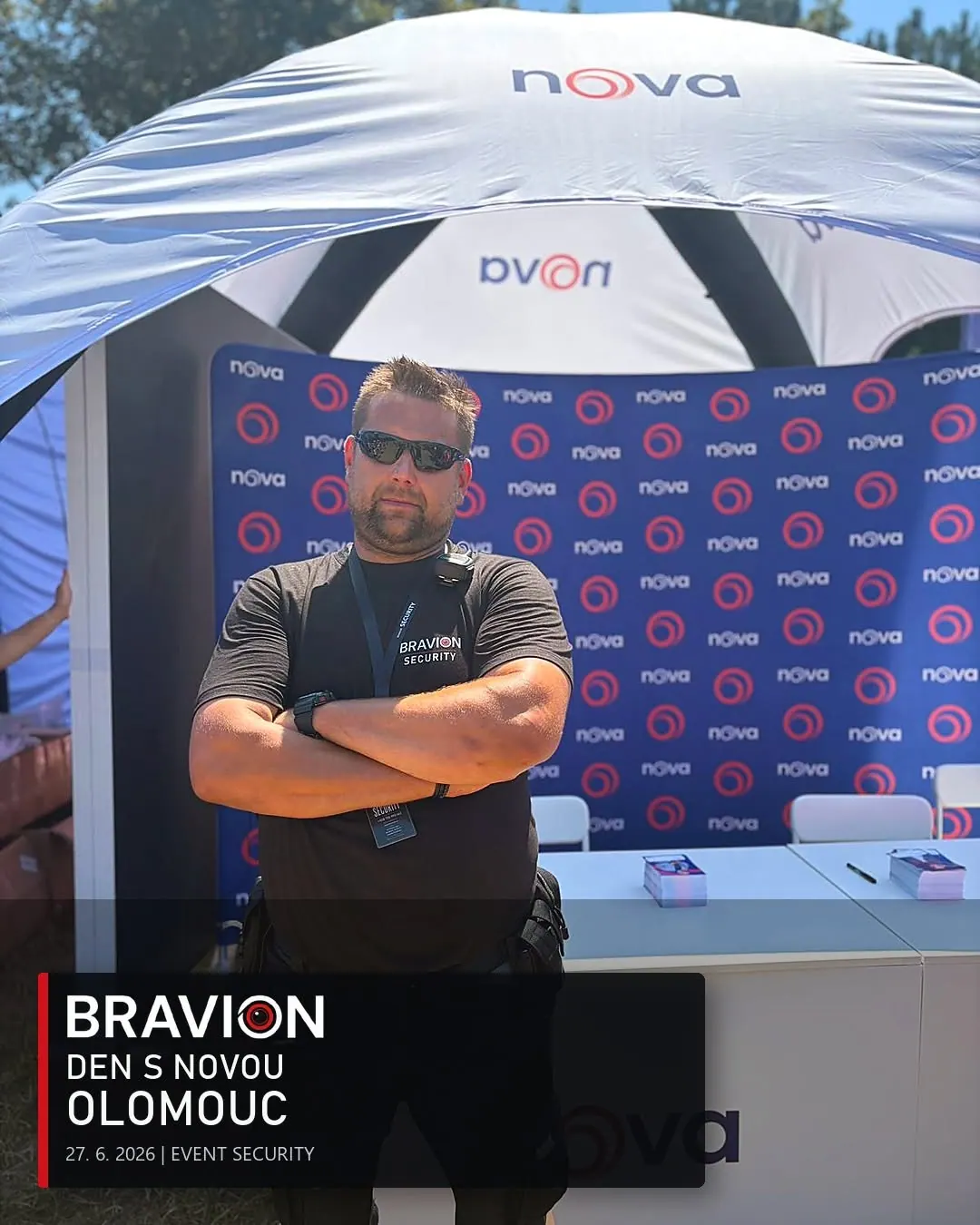 Pracovník Bravionu u fotografické a autogramiádní zóny TV Nova v Olomouci
