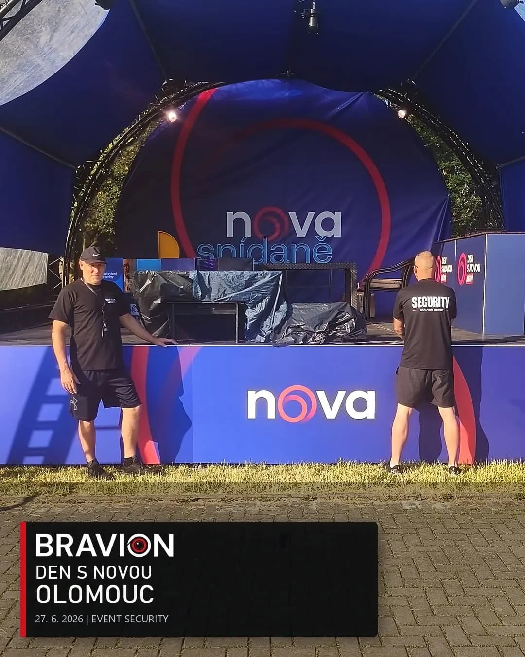 Dva pracovníci Bravionu při dohledu u pódia TV Nova v Olomouci