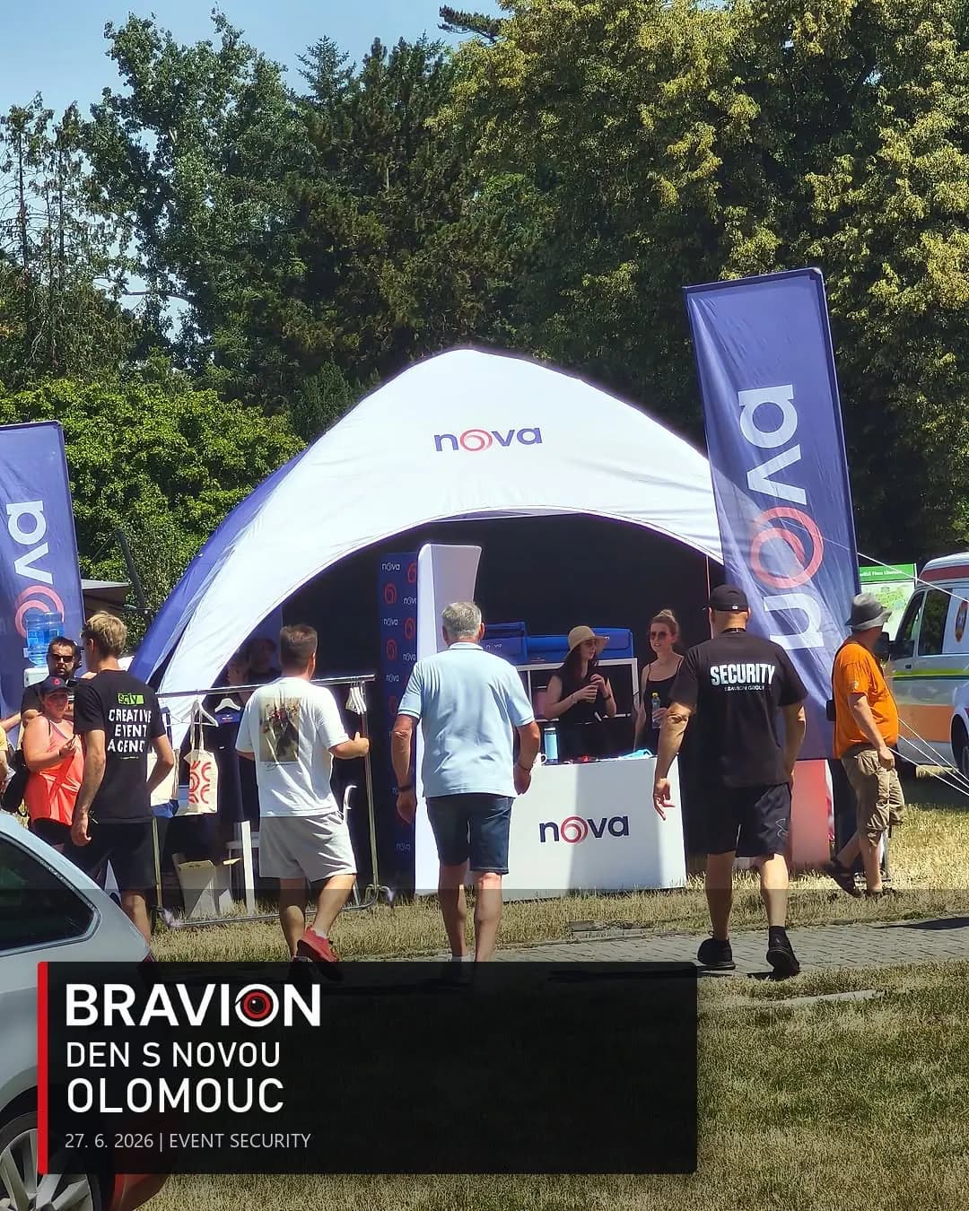 Pracovník Bravion při dohledu nad návštěvnickou zónou TV Nova v Olomouci