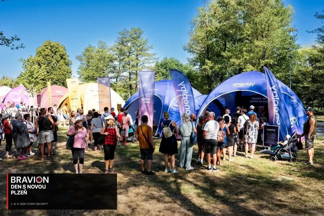 Návštěvnické zóny roadshow Den s Novou v parku v Plzni
