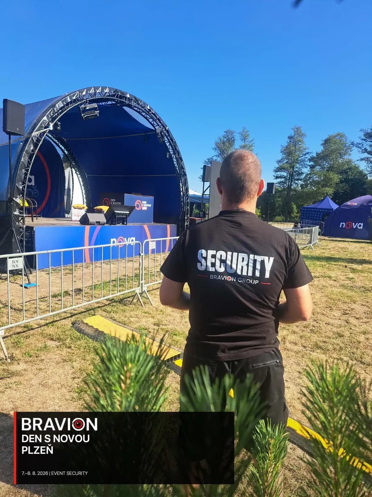 Pracovník Bravionu dohlíží na pódium roadshow Den s Novou v Plzni