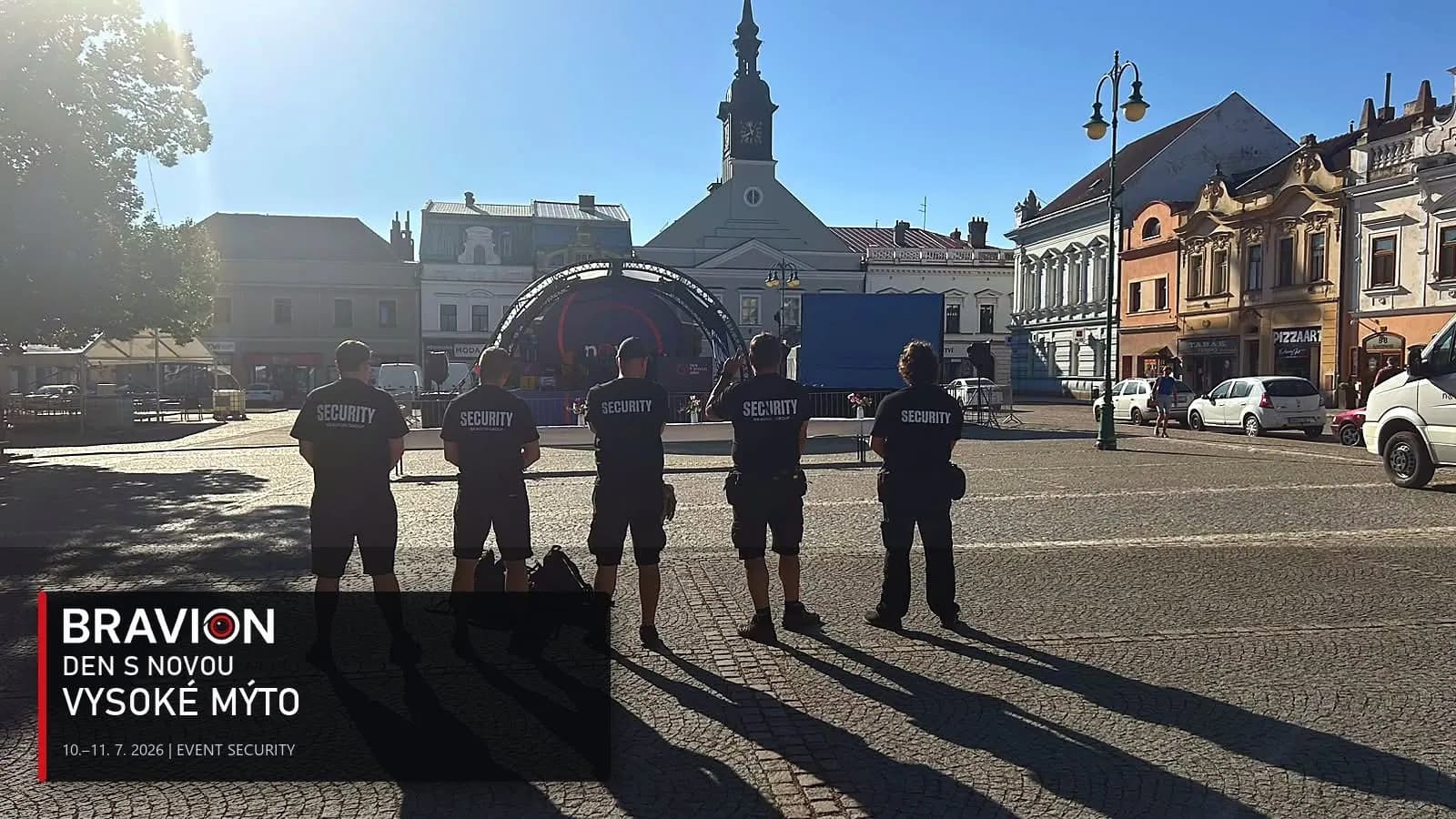 Tým Bravion před pódiem roadshow Den s Novou na náměstí ve Vysokém Mýtě