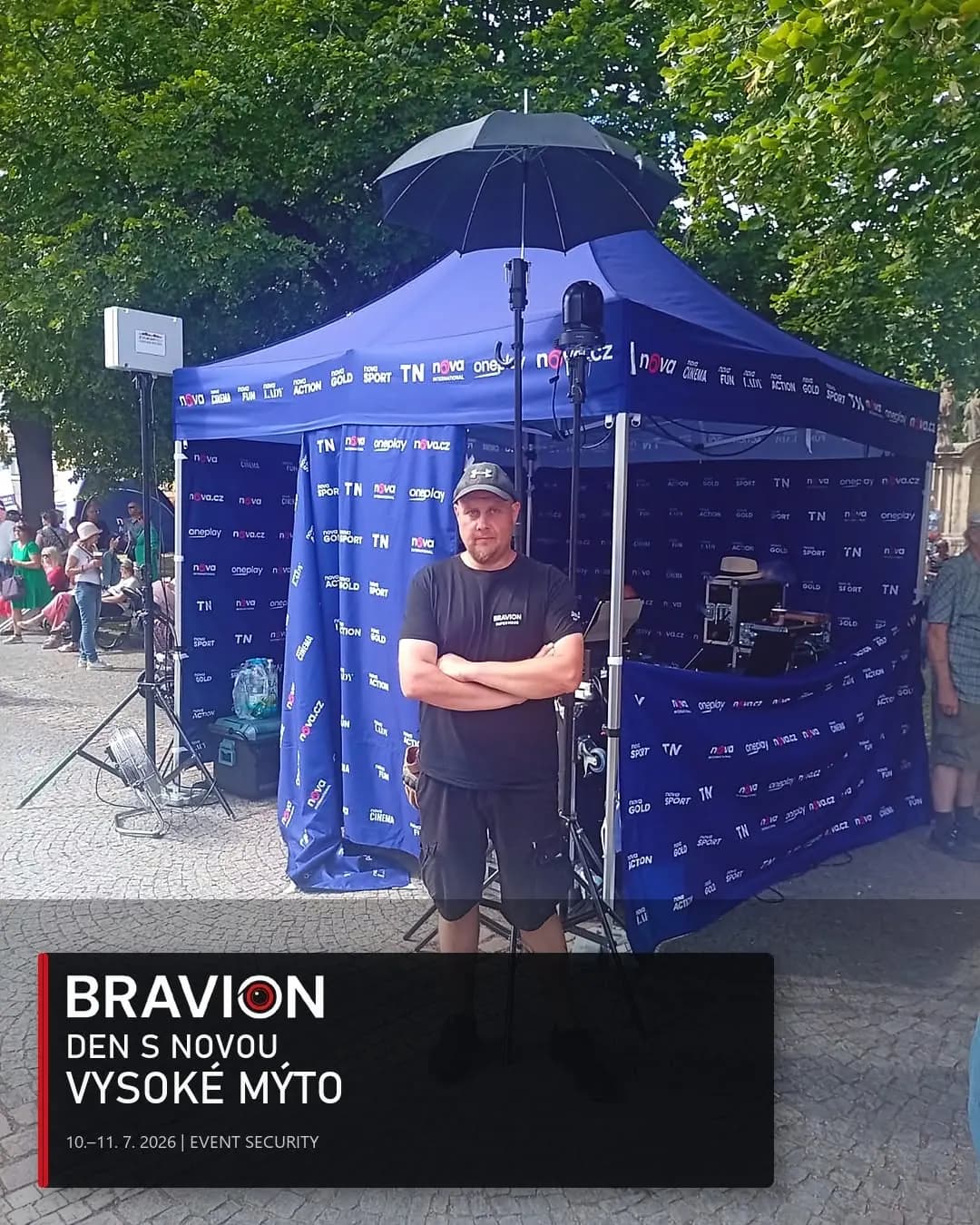 Pracovník Bravion při ochraně zázemí produkce ve Vysokém Mýtě