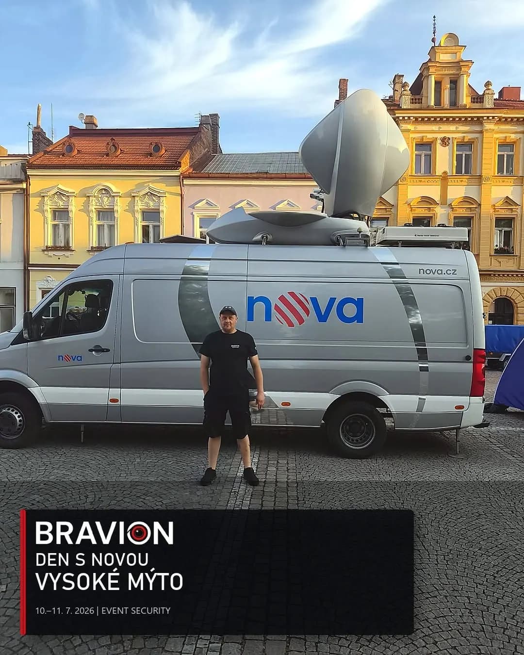 Pracovník Bravionu u přenosového vozu TV Nova ve Vysokém Mýtě