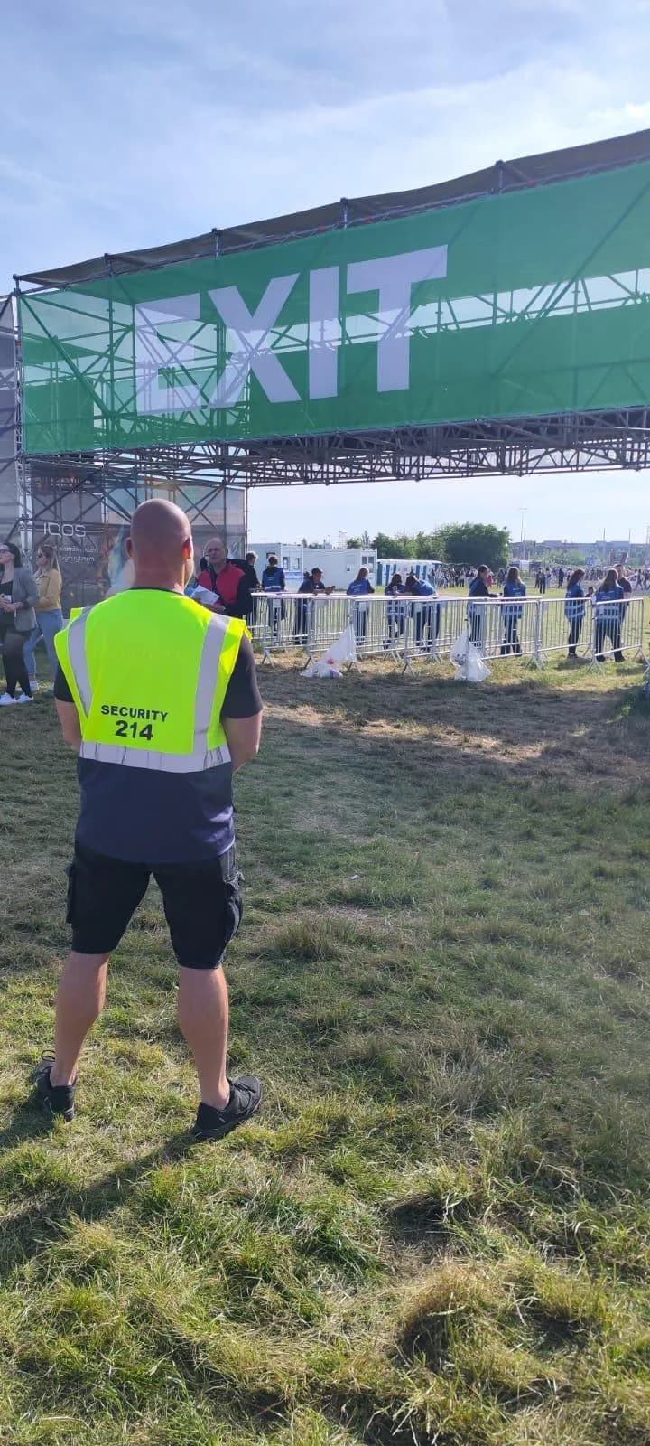 Jak event security spolupracuje s policií a záchranáři na velké akci