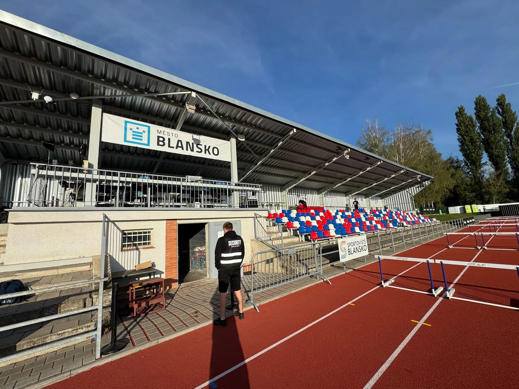 Pracovník Bravionu u tribuny atletického stadionu v Blansku