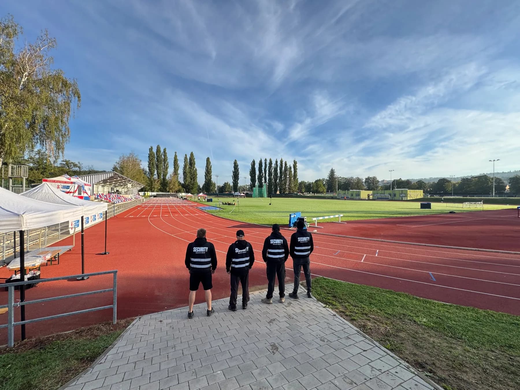 Čtyři pracovníci Bravionu u atletické dráhy při MČR žactva v Blansku