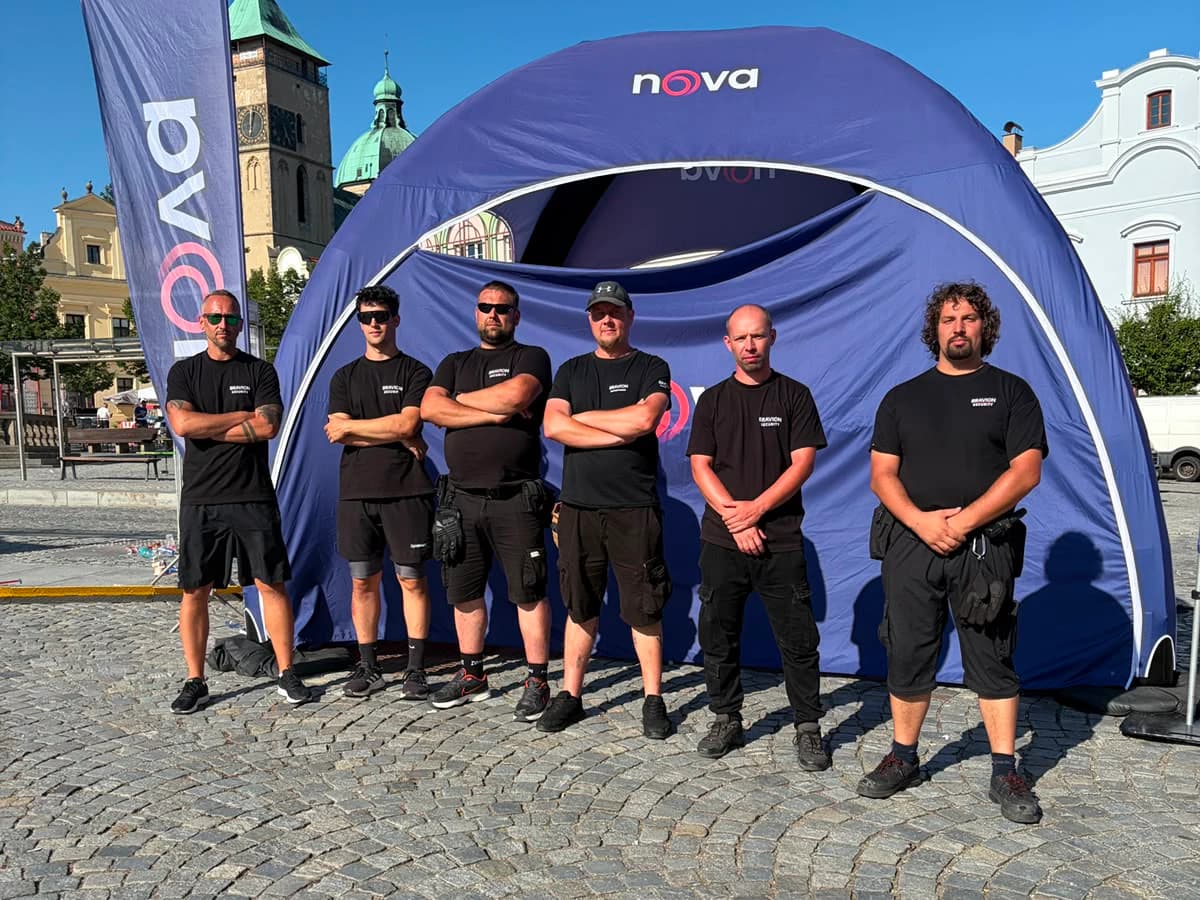 Šestičlenný tým Bravion při bezpečnostním zajištění roadshow Den s Novou 2026