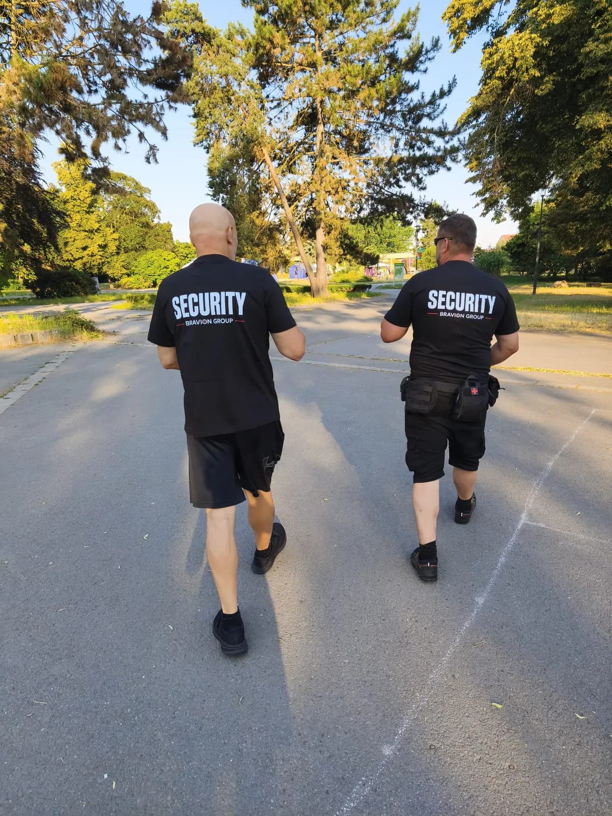 Pracovníci Bravion Security při obchůzce venkovního areálu před veřejnou akcí