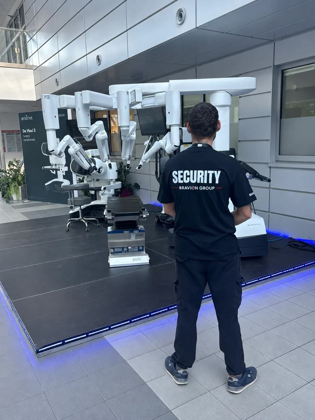 Pracovník Bravion Security při ostraze technologické prezentace na firemní akci