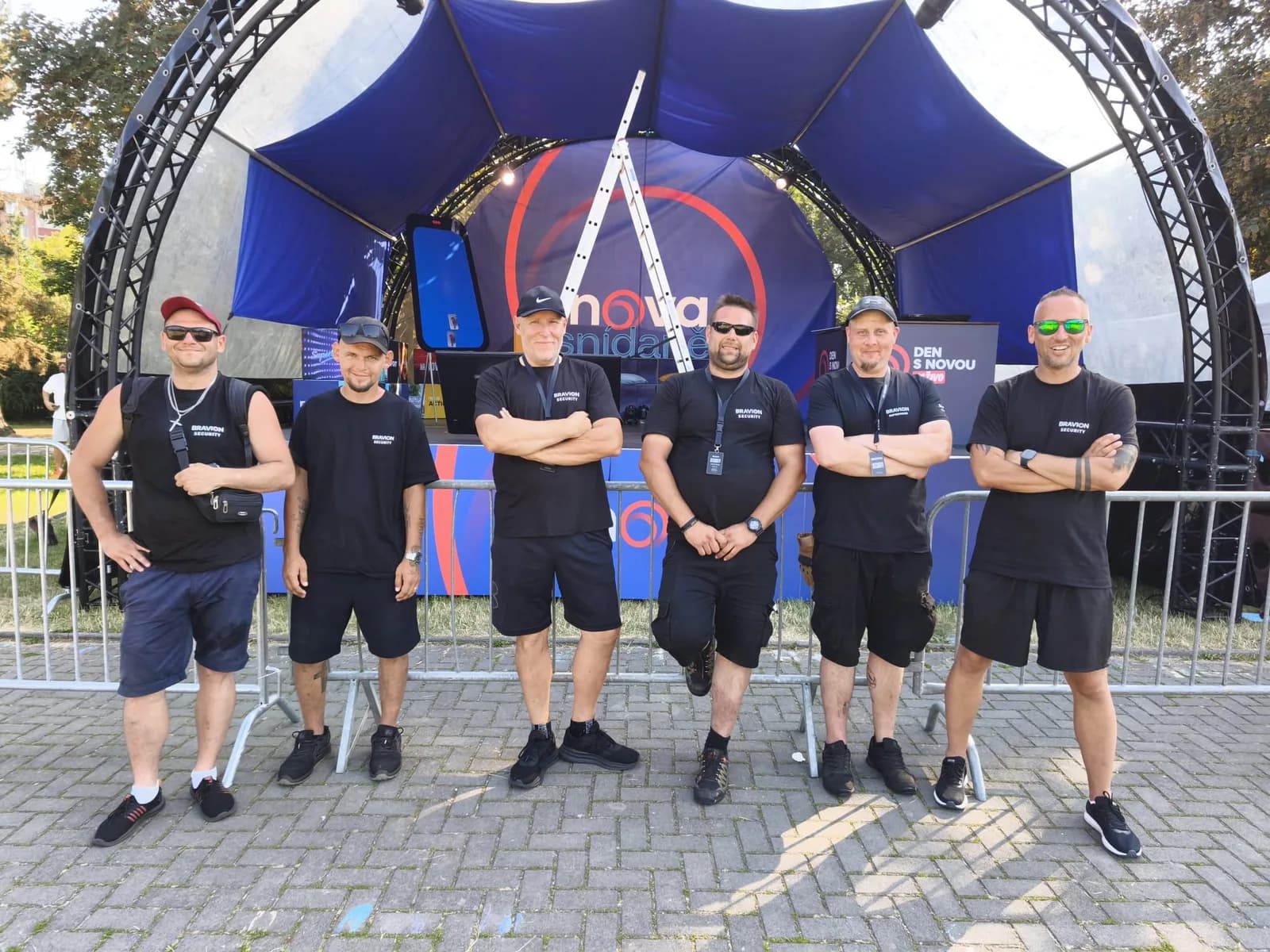 Tým Bravion Security před pódiem připravený na bezpečnostní zajištění veřejné akce