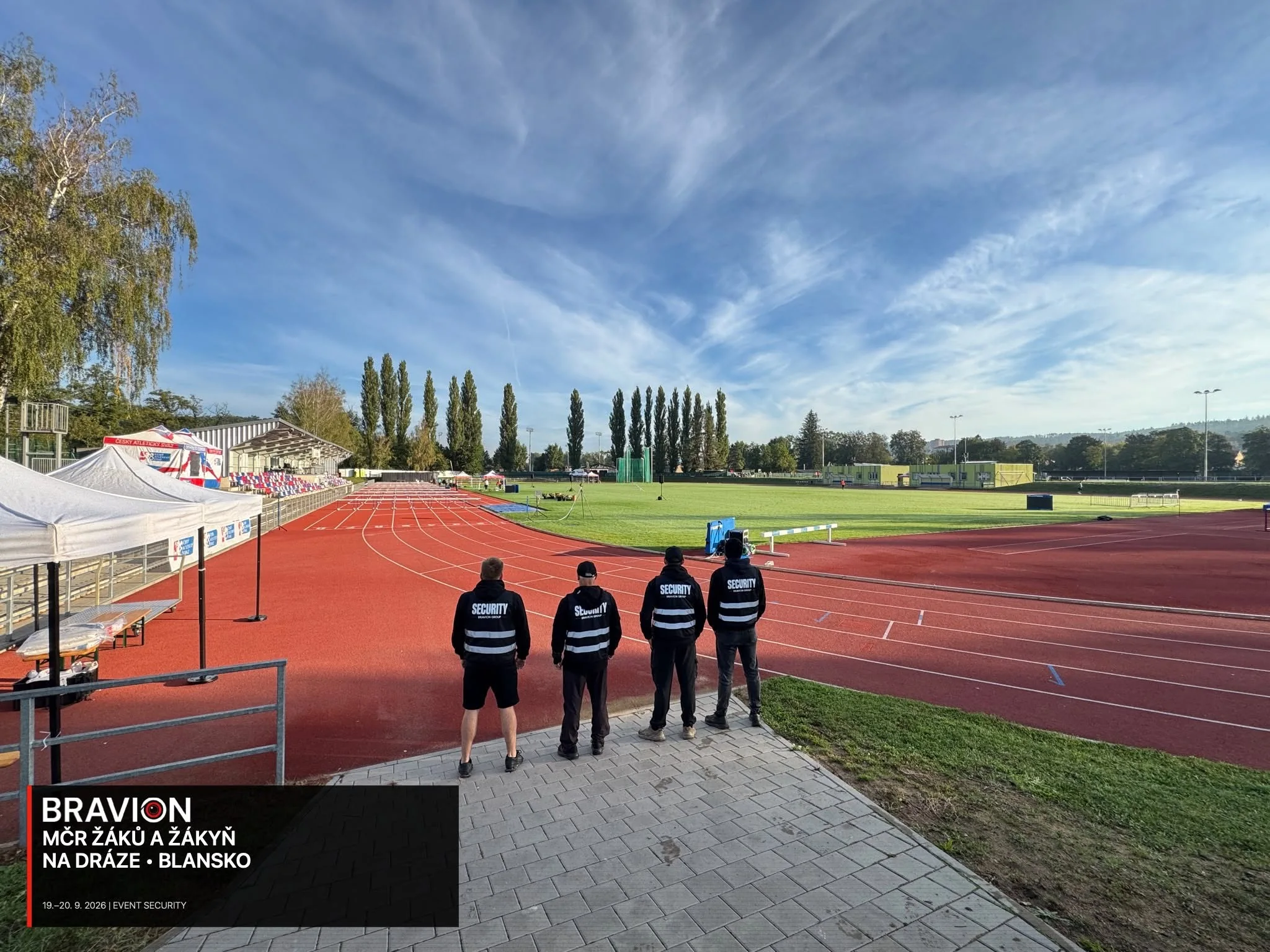 Čtyři pracovníci Bravionu u atletické dráhy v Blansku