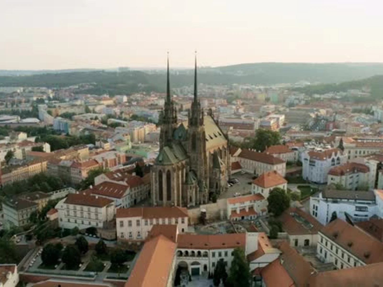 Pohled na město Brno s katedrálou sv. Petra a Pavla
