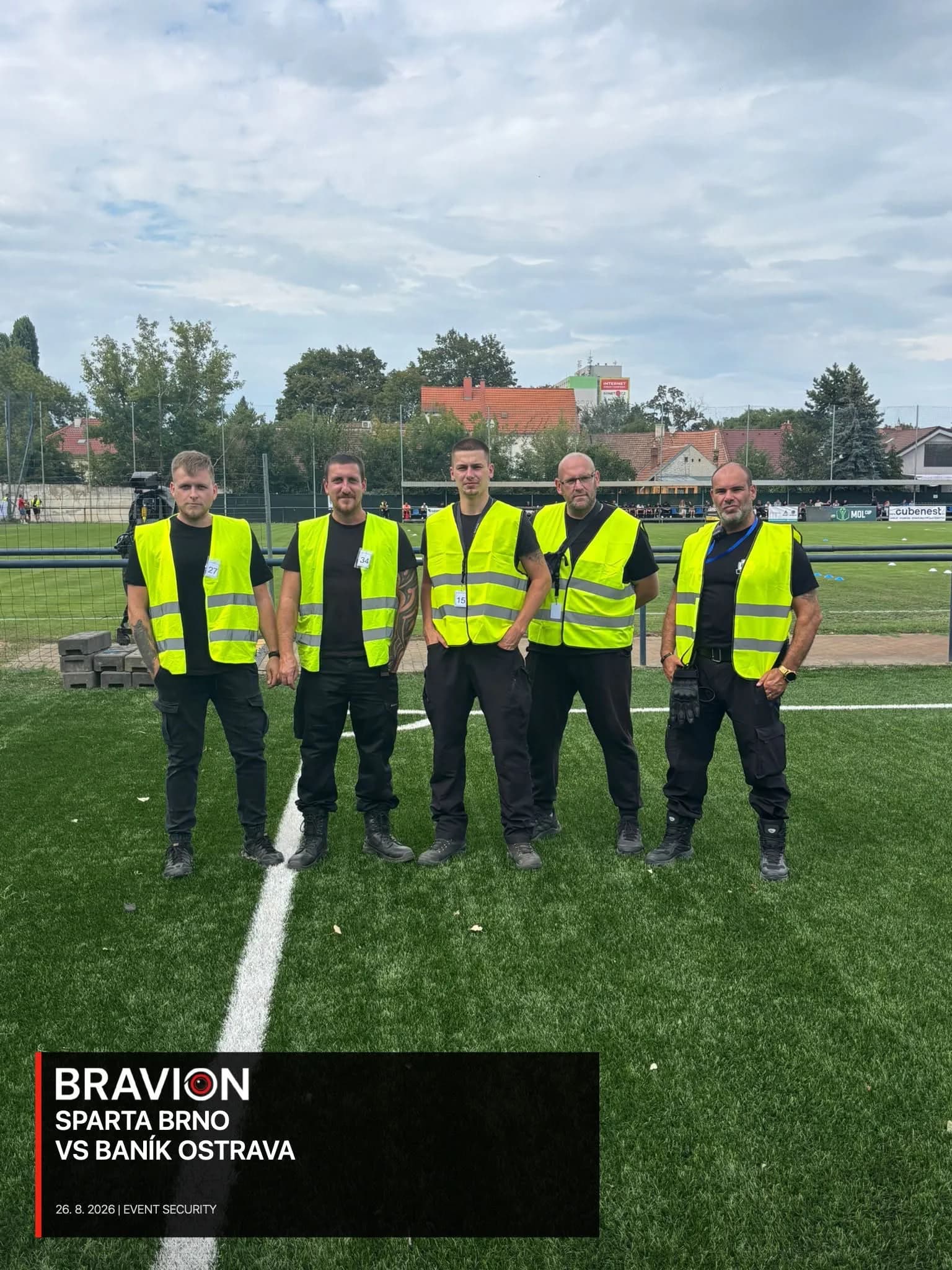 Členové bezpečnostního týmu Bravion u hrací plochy během pohárového utkání v Brně