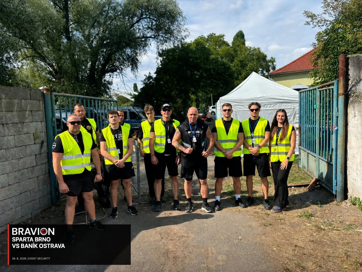 Tým Bravion před vstupem na stadion FC Sparta Brno před utkáním s Baníkem Ostrava