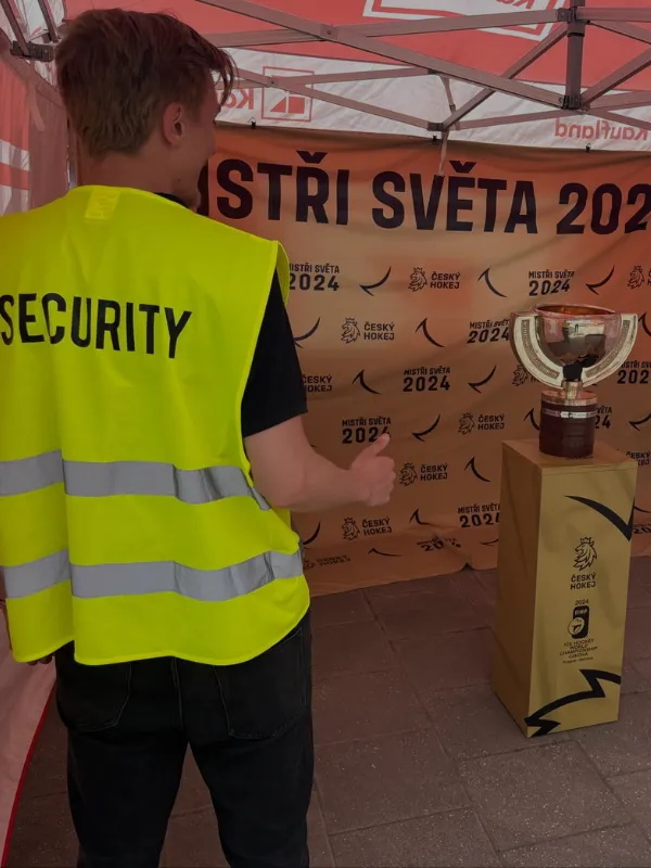 Security pracovník u vstupu na sportovní akci