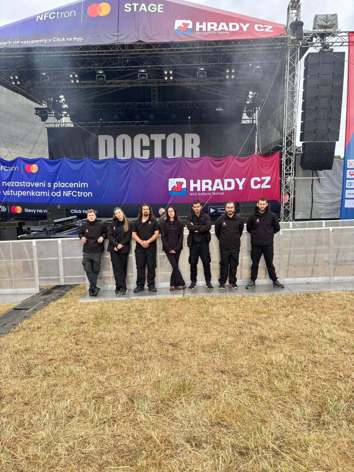 B2B spolupráce security - handshake