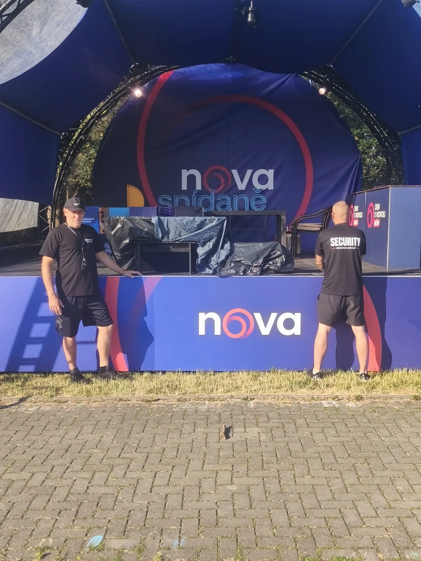 Dohled Bravion u pódia Snídaně s Novou ve Smetanových sadech