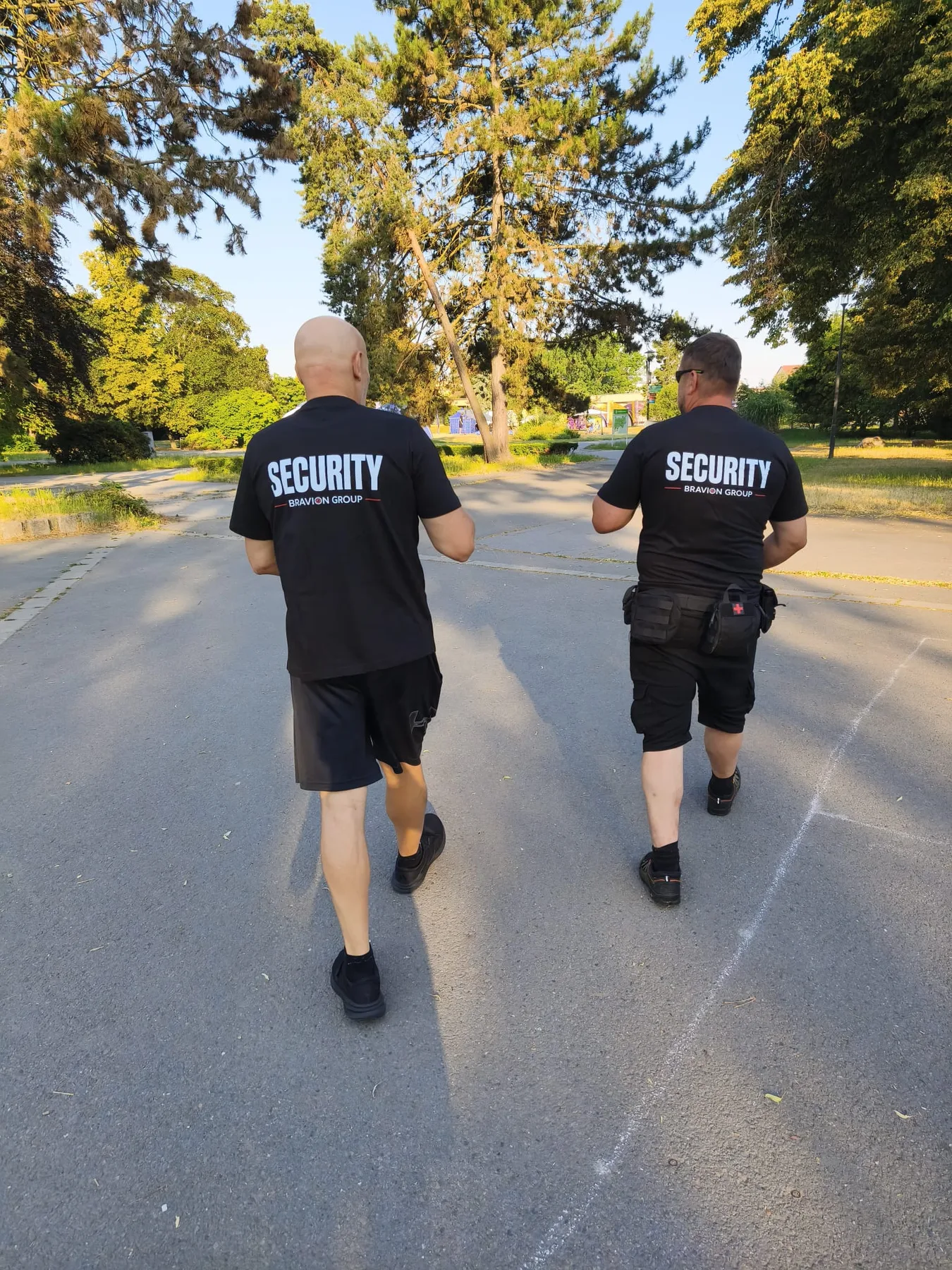 Dva pracovníci security Bravion při obchůzce ve Smetanových sadech v Olomouci