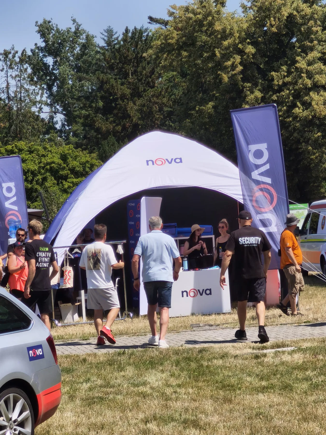 Security Bravion u stanu TV Nova během akce Den s Novou 2026