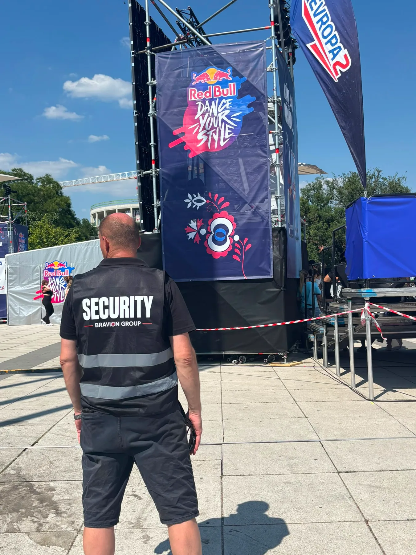 Pracovník security Bravion u pódia Red Bull Dance Your Style 2026