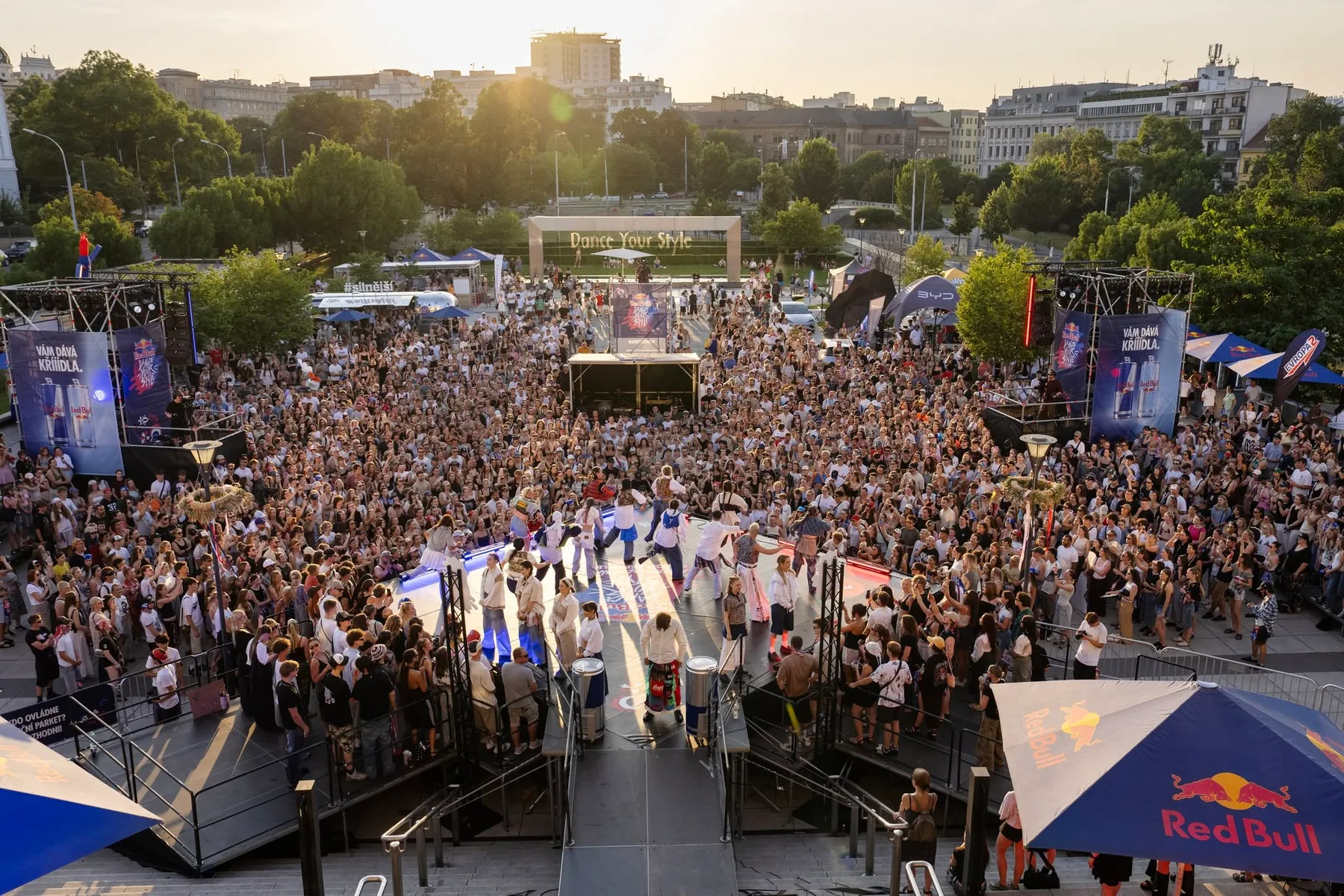 Zaplněné národní finále Red Bull Dance Your Style 2026 před Janáčkovým divadlem v Brně