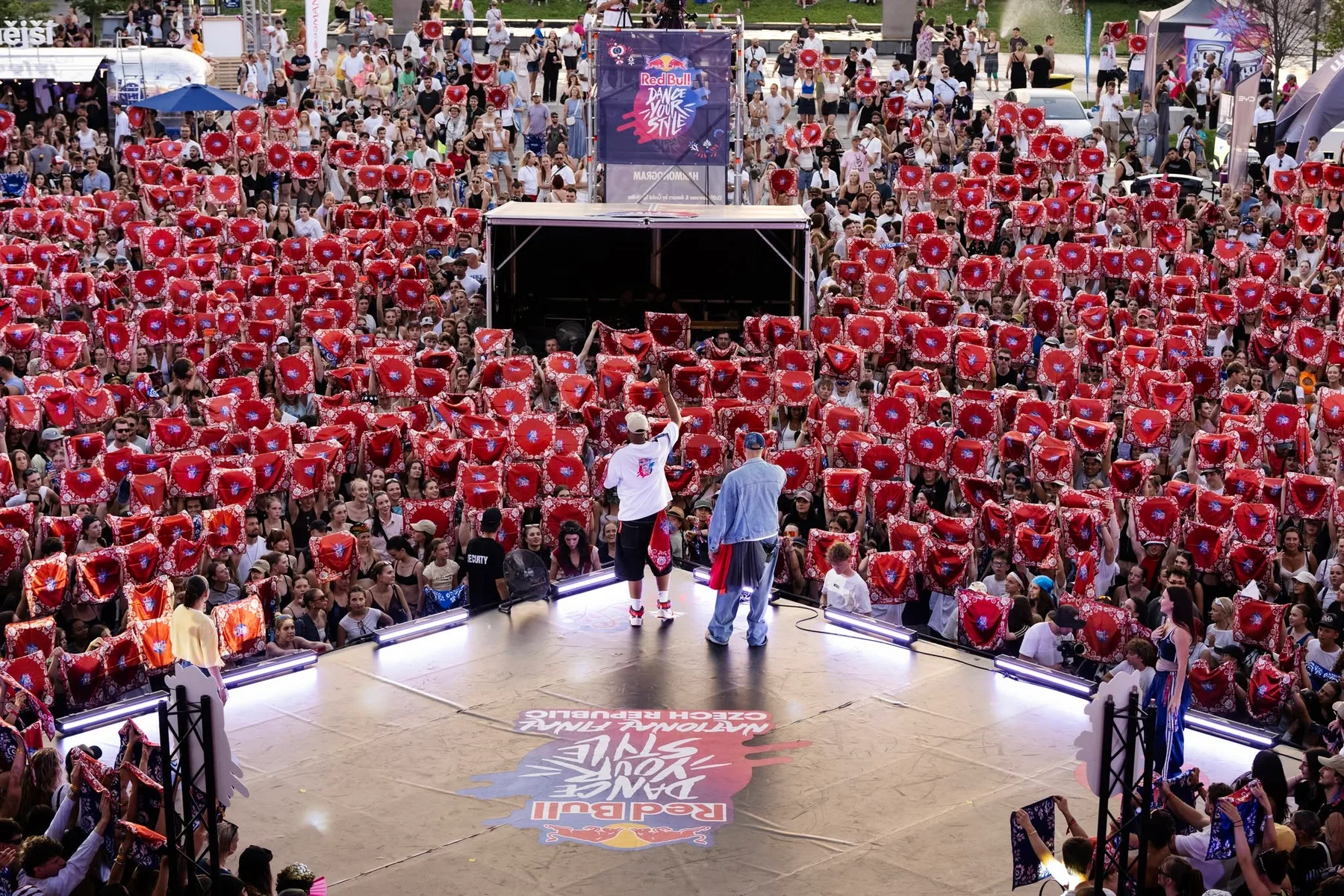 Tanečníci a publikum při Red Bull Dance Your Style 2026 v Brně