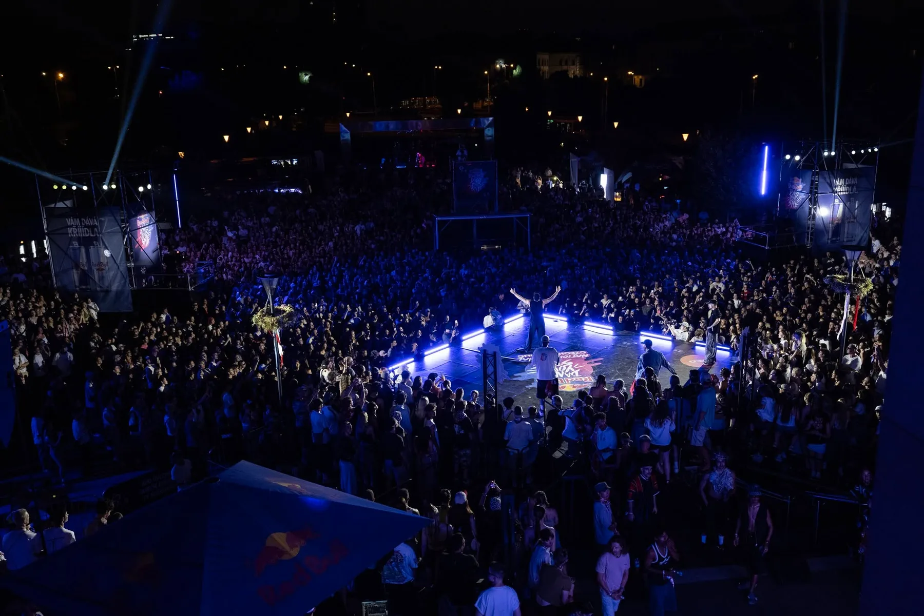 Večerní atmosféra Red Bull Dance Your Style 2026 s davem návštěvníků