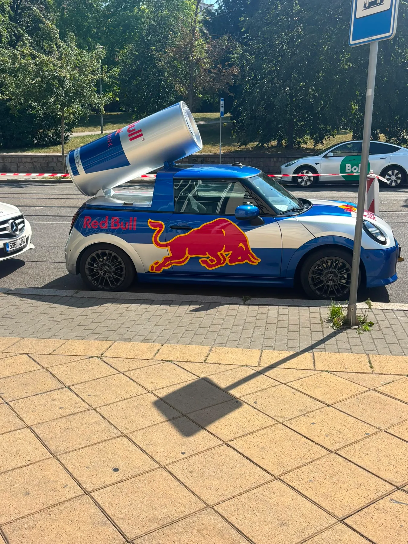Prostor akce Red Bull Dance Your Style 2026 s brandovaným vozem Red Bull
