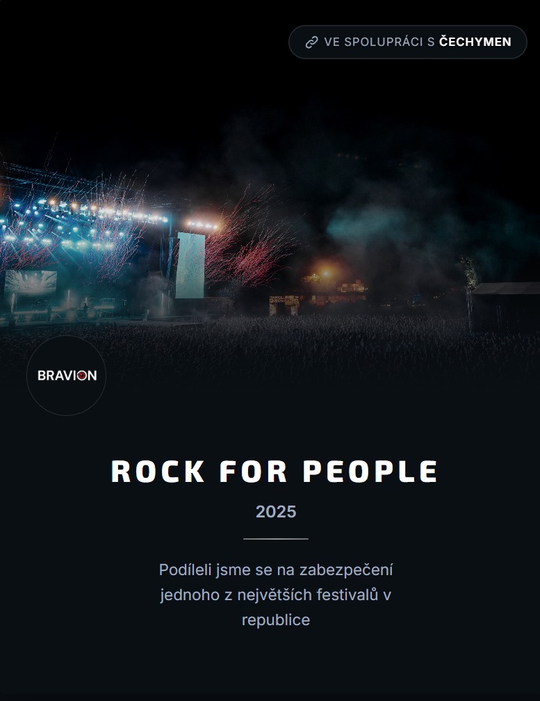 Noční záběr na pódium a dav (Rock for People)