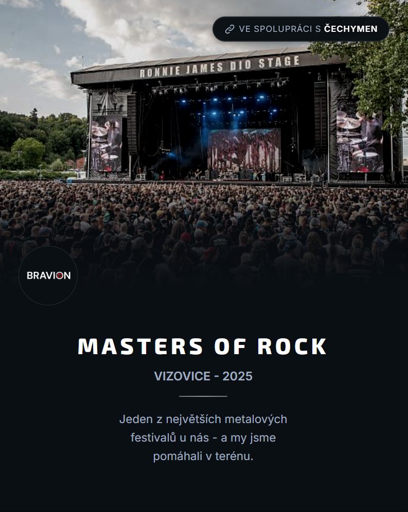 Velké venkovní pódium a dav návštěvníků (Masters of Rock)
