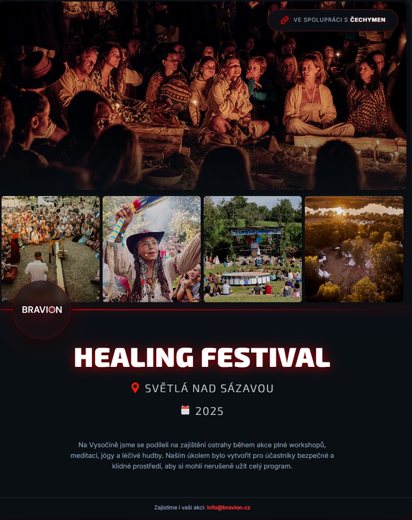 Účastníci sedící u ohně na Healing Festivalu